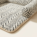 White non-slip fluffy bed mat with raised sides for dogs & cats, detail photo